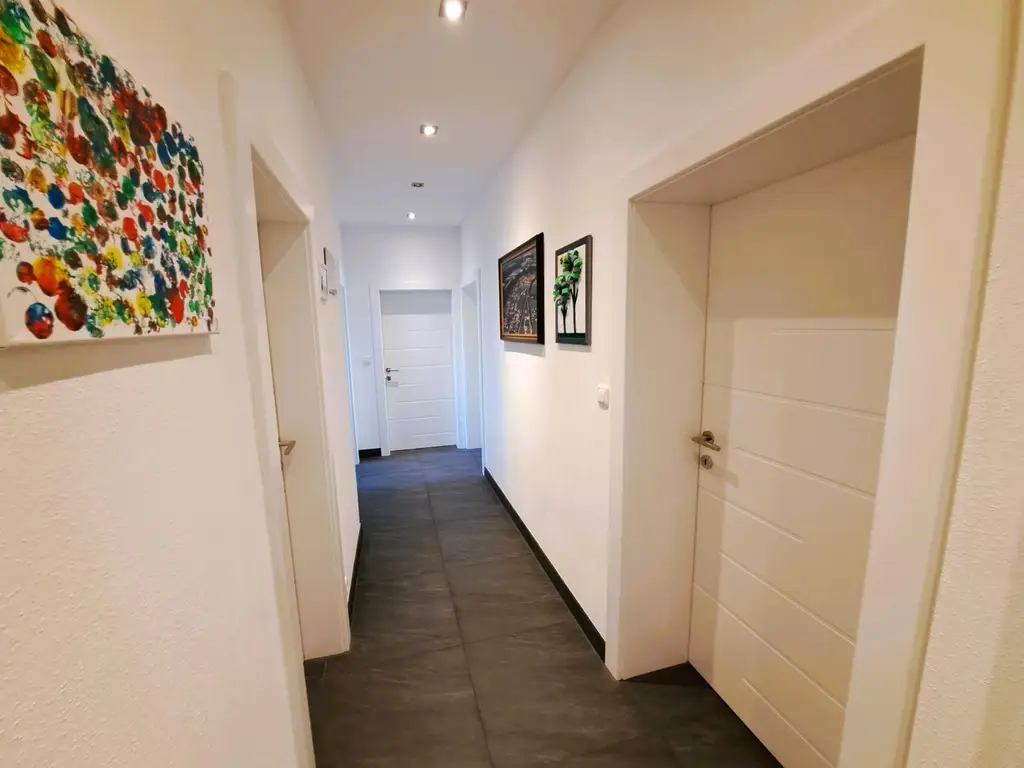 Wohnjuwel mit 2 Wohnungen (ca. 290 m² Wfl.), 2 Terrassen, Gartenareal mit Pool & Poolhaus - Neuzeug