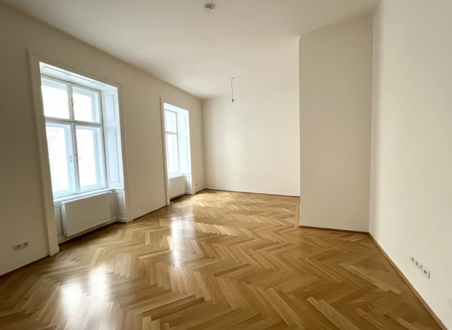UNBEFRISTET: Top-Lage beim Stephansplatz: Klimatisierte, charmante Altbauwohnung im stilvollen Haus