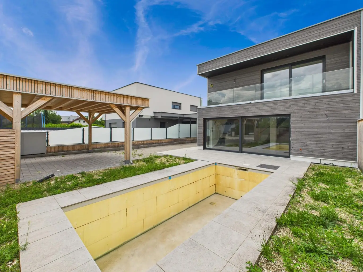 Modernes Wohnen auf höchstem Niveau: Erstbezug mit Smart Home, Salzwasserpool & 149 m² Wohnfläche in Wels-West