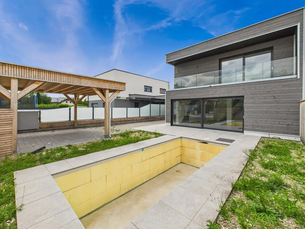 Modernes Wohnen auf höchstem Niveau: Erstbezug mit Smart Home, Salzwasserpool & 149 m² Wohnfläche in Wels-West