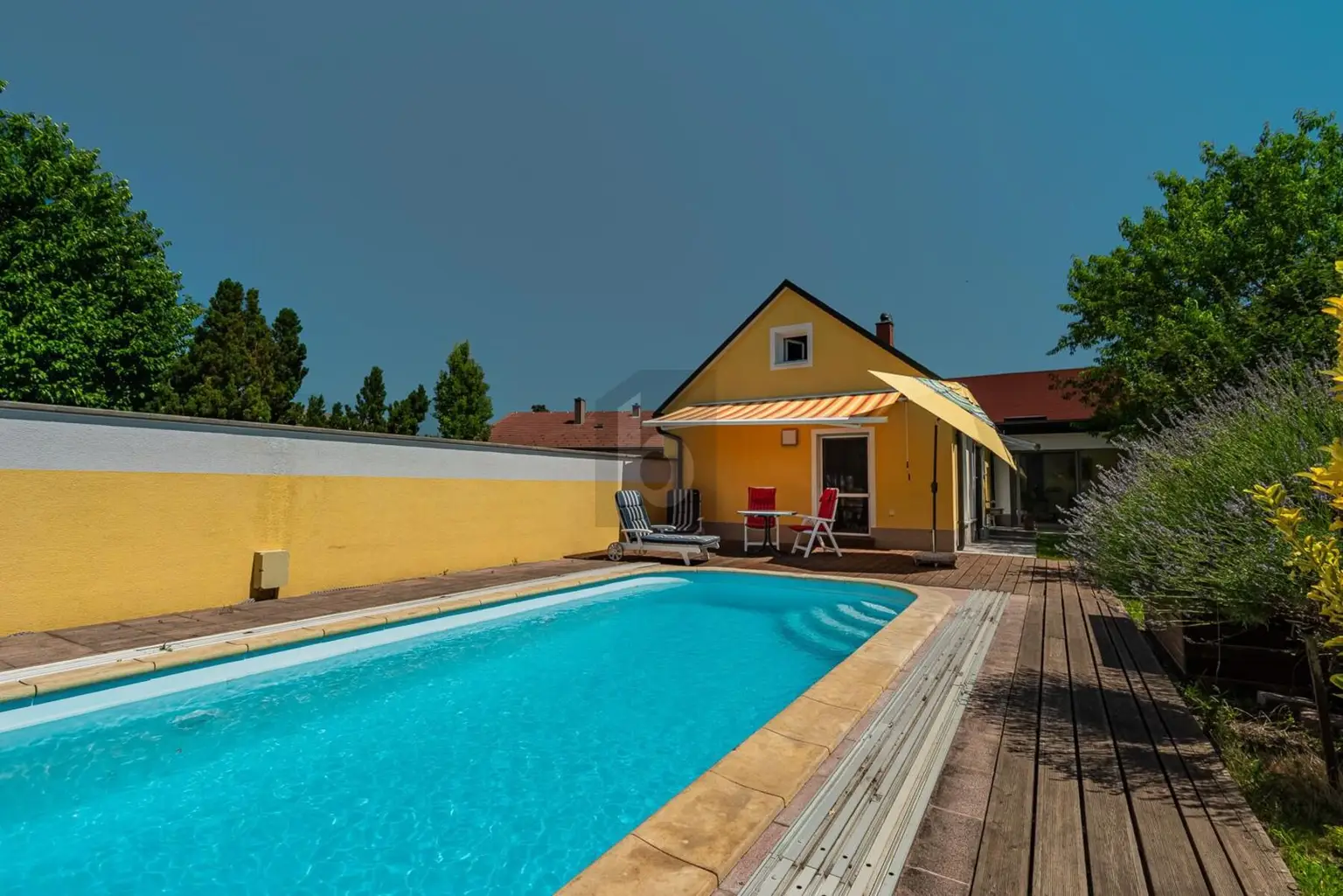 SONNIGE WOHLFÜHLOASE MIT POOL UND EIGENER GÄSTE-EINHEIT