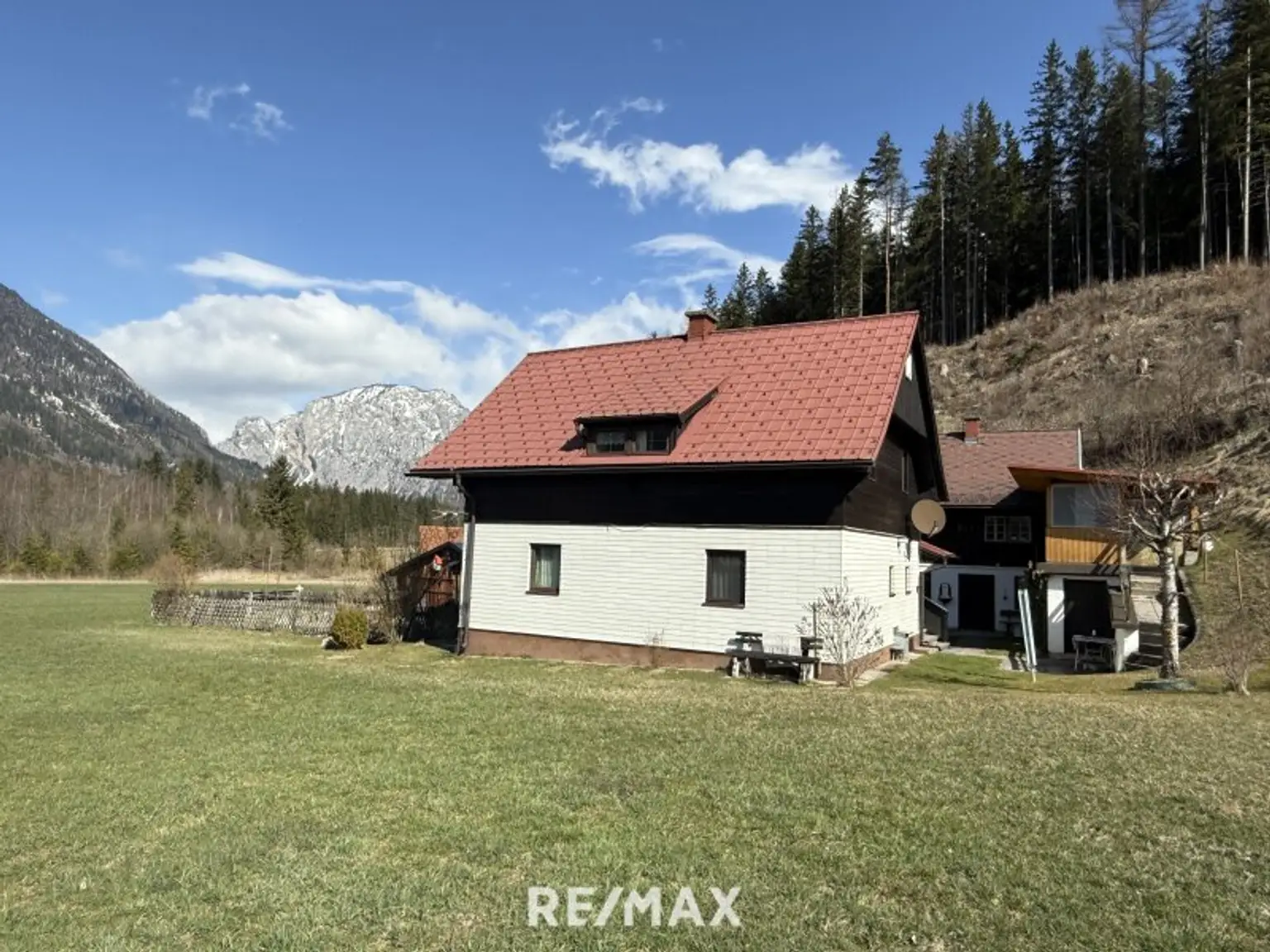 *** Charmantes teilsaniertes Landanwesen mit 10.978 m² Grund – Ruhe, Natur und vielseitige Nutzungsmöglichkeiten nur wenige Minuten zum grünen See ***