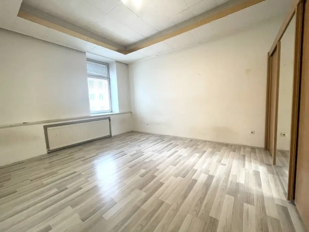 Stadt-Wohnung, 2-Zimmer, sanierungsbefürftig für 200.000 €