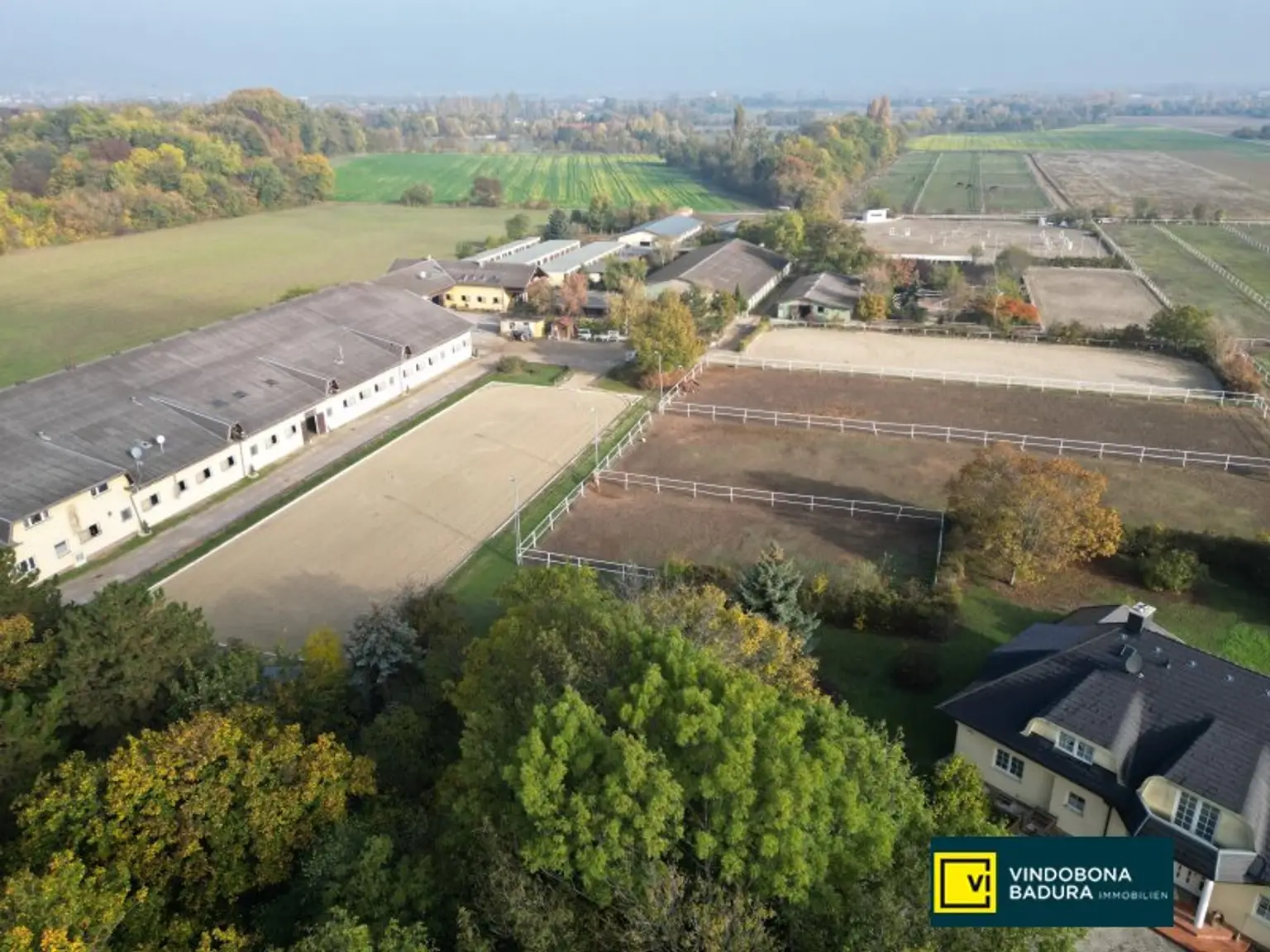 Exklusive Reitsportanlage vor den Toren Wiens – 145 Boxen | Reithallen | Reitplätze | Koppeln | Villa & Personalwohnungen