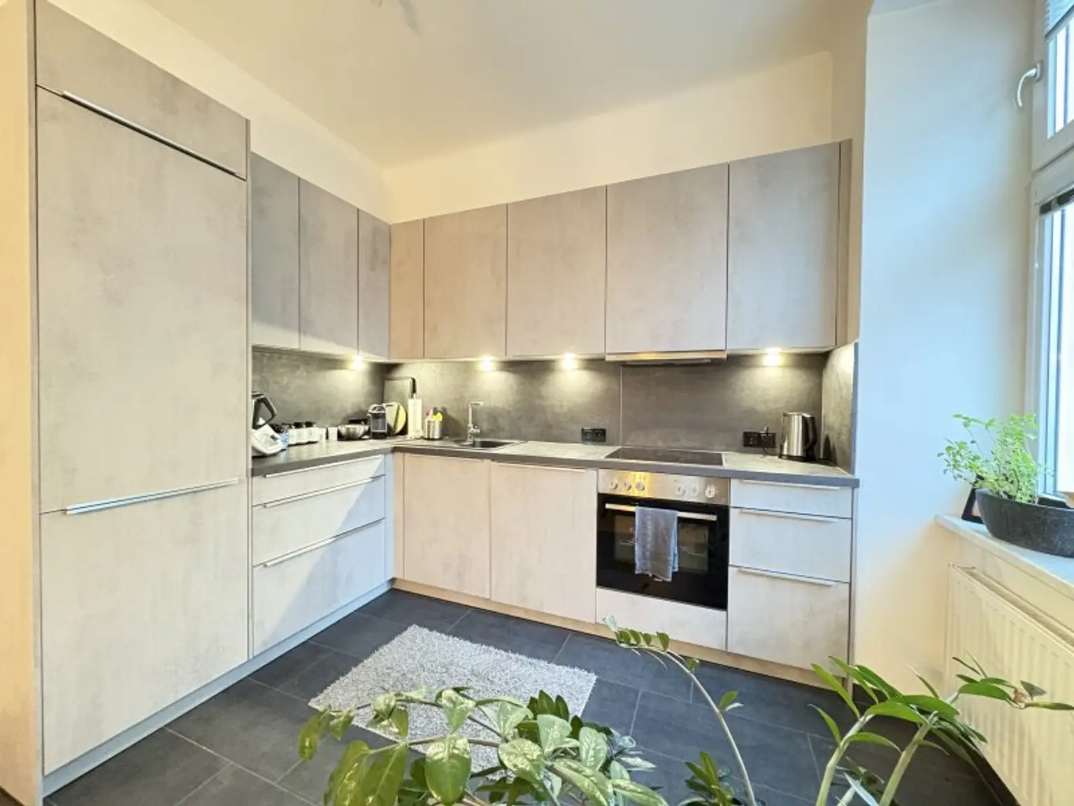 Top sanierte 2 Zimmer- Altbauwohnung!  Zentrumsnah!