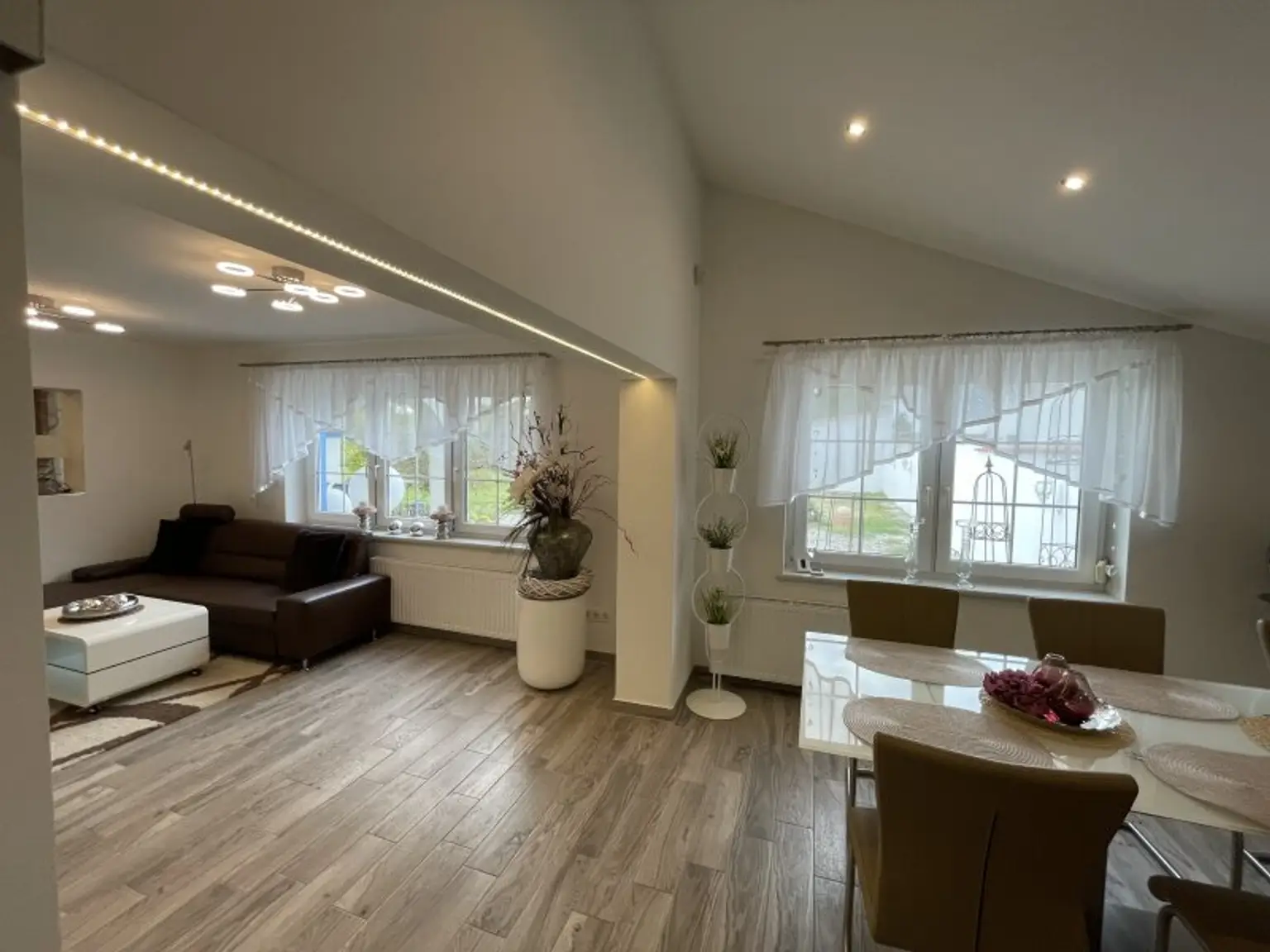 TOP-LIEGENSCHAFT MIT LUXUIÖSEM HAUS UND 2.568 m² GRUND - GRÜNRUHELAGE!