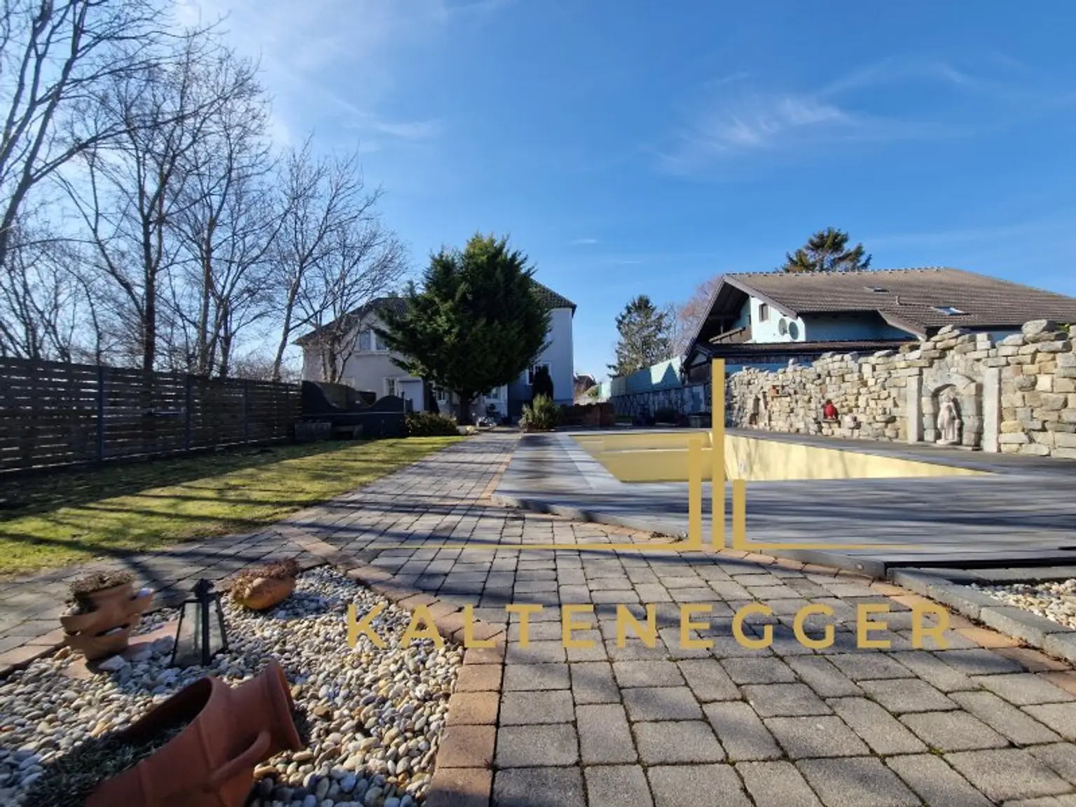 Bei Sonnenschein: Außenansicht auf den Garten inklusive Pool und das Haus