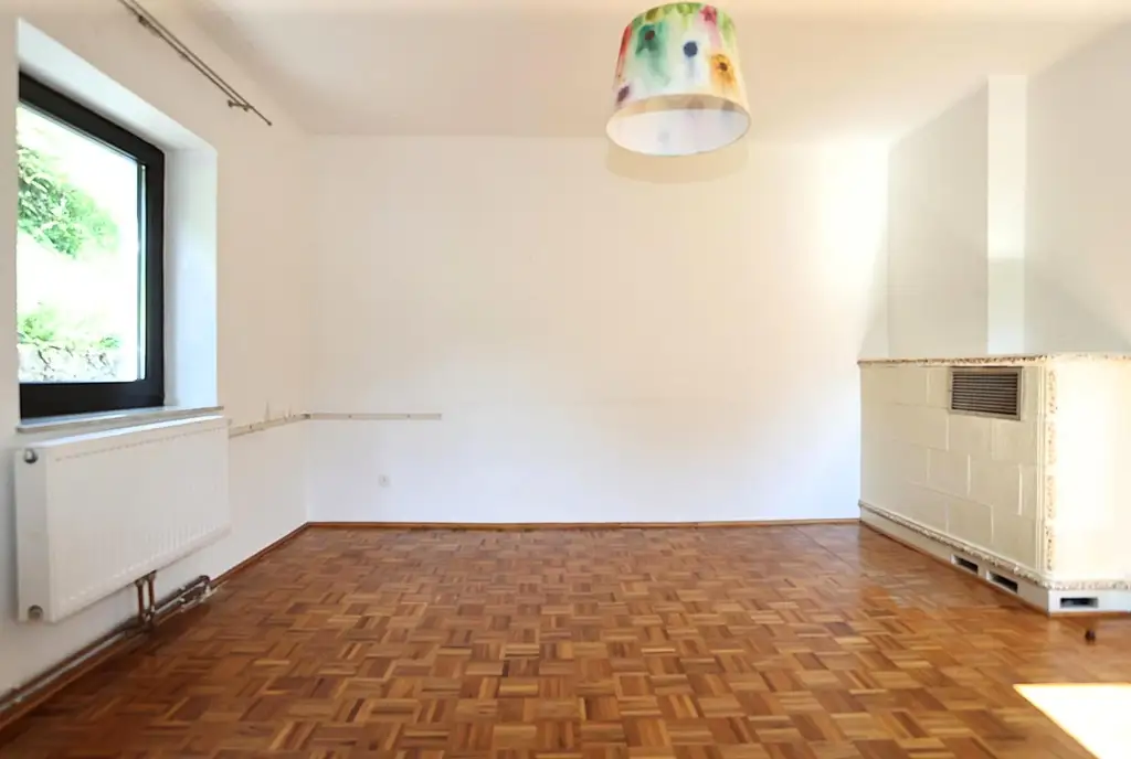 Ein-/Zwei- oder Mehrfamilienhaus zum Innenrenovieren auf 1.343 m² Grund mit Garage und Abstellplätze