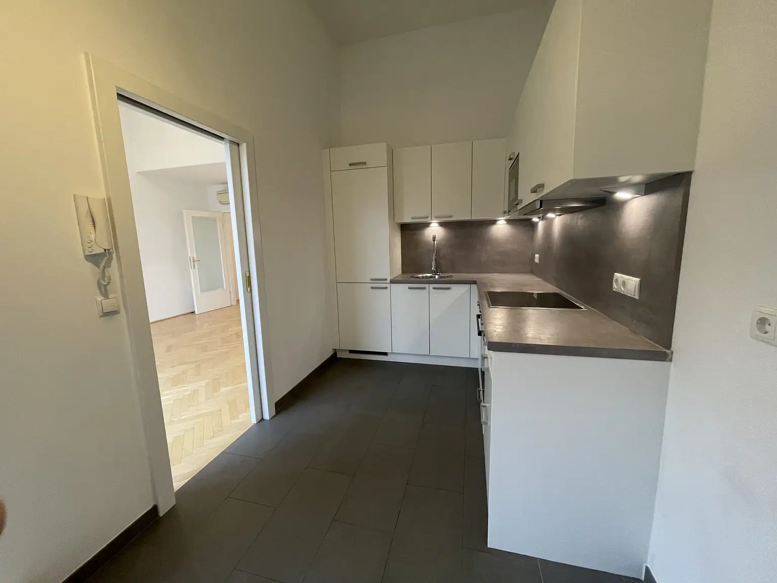 UNBEFRISTET: Klimatisierte, ruhige Dachgeschosswohnung