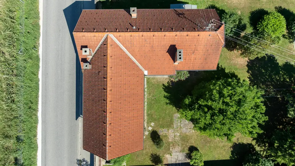 Großzügiges Haus in zentraler Lage samt großem Grundstück mit attraktivem Entwicklungspotenzial