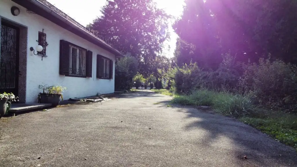 Sanierungsbedürftiger Bungalow auf großem Grundstück, Aufstockung, Erweiterung möglich