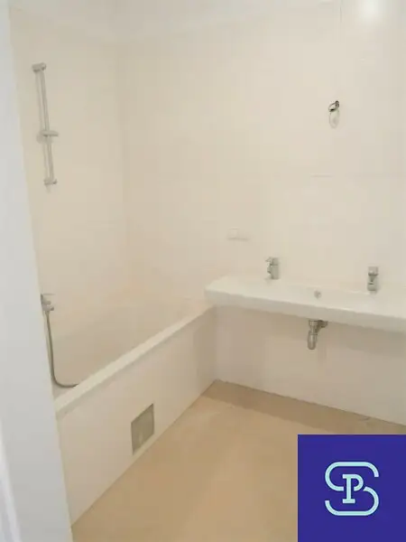 Provisionsfrei: Unbefristeter 98m² Altbau mit 11m² Süd-Loggia und Einbauküche - 1070 Wien!
