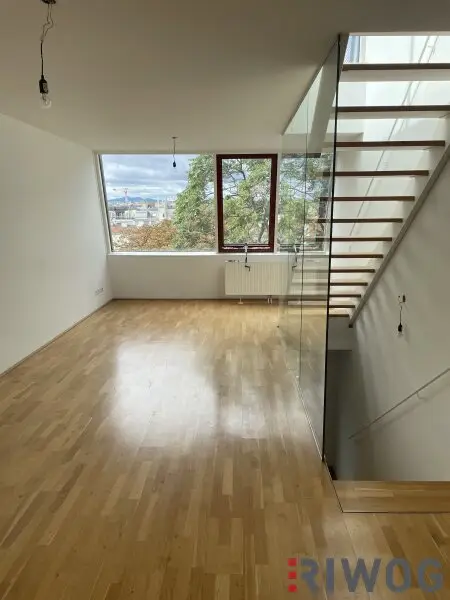 **ZENTRALE DACHGESCHOSSWOHNUNG INKL. TERRASSE**INNENHOFLAGE**2 ZIMMER**EINBAUKÜCHE**ecke Naschmarkt