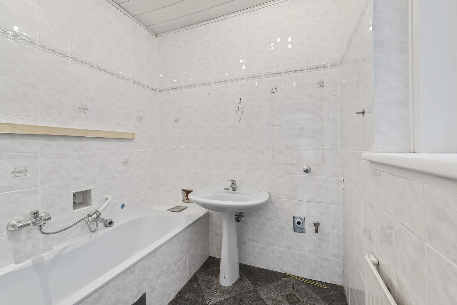 Zwei Zimmer-Gartenwohnung - sanierungsbedürftig