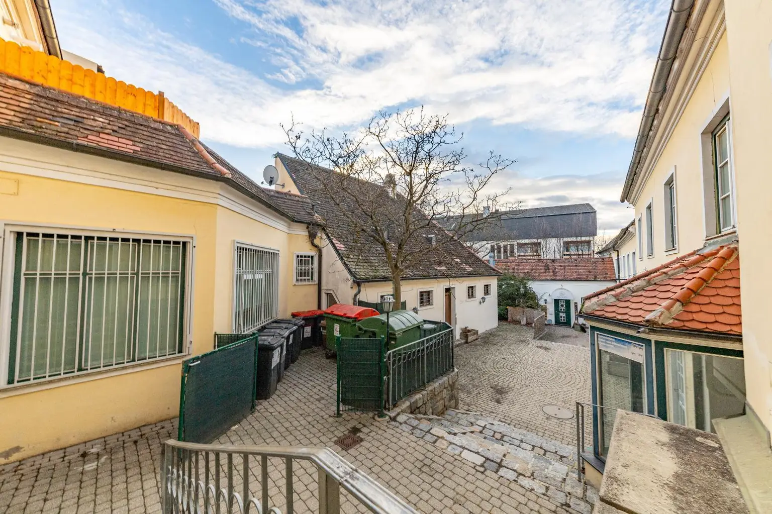 WOHNEN IM ZENTRUM! GERÄUMIGE 2 ZIMMER WOHNUNG MIT 81 m² WOHNFLÄCHE!