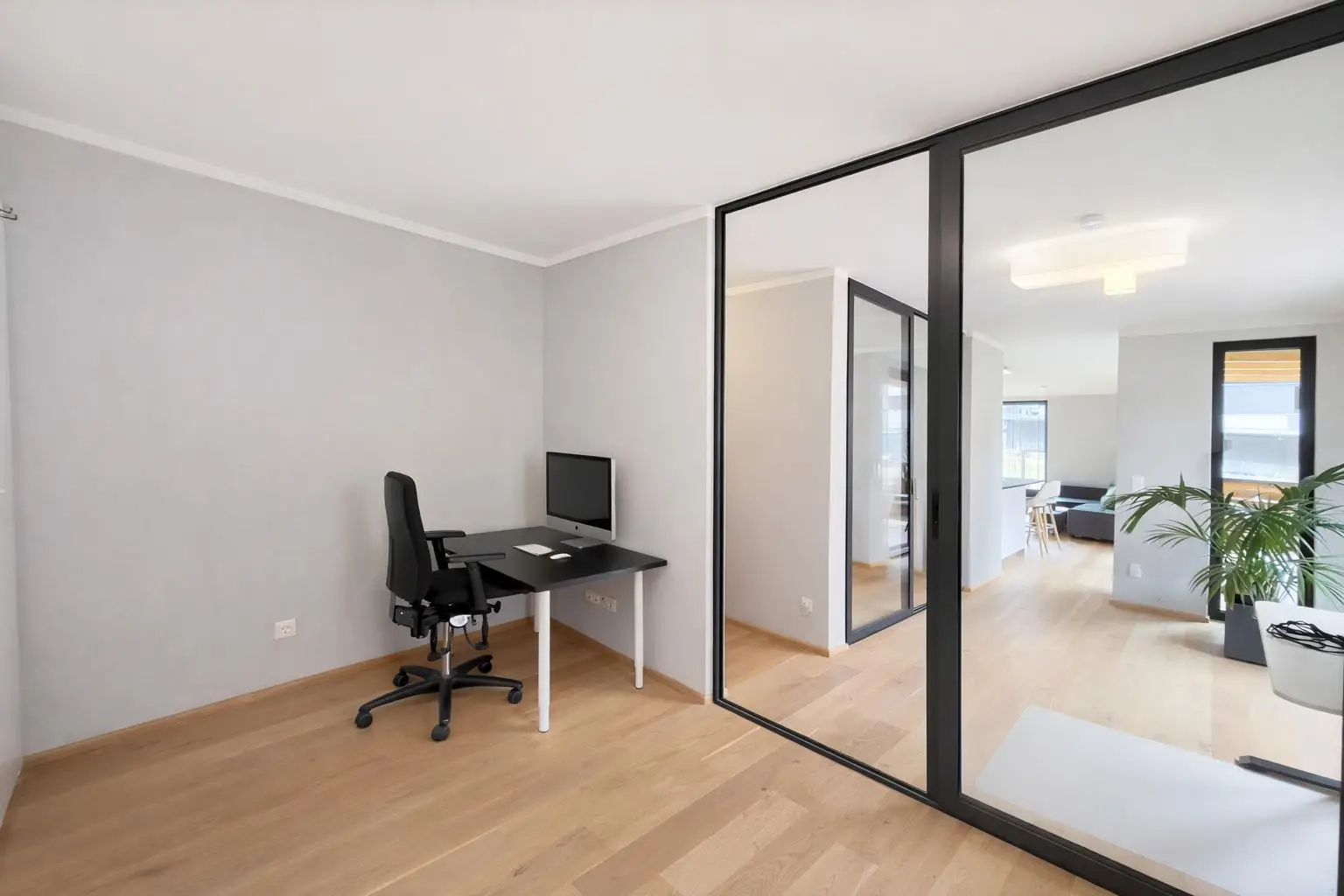Home Office mit Glas-Trennwand