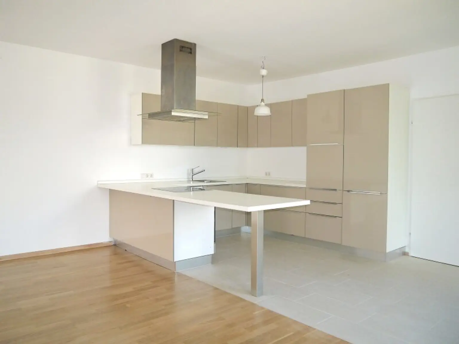 FÜR SINGLES ODER PAARE MIT FIXEM EINKOMMEN - GROSSZÜGIGE WOHNUNG MIT TERRASSE