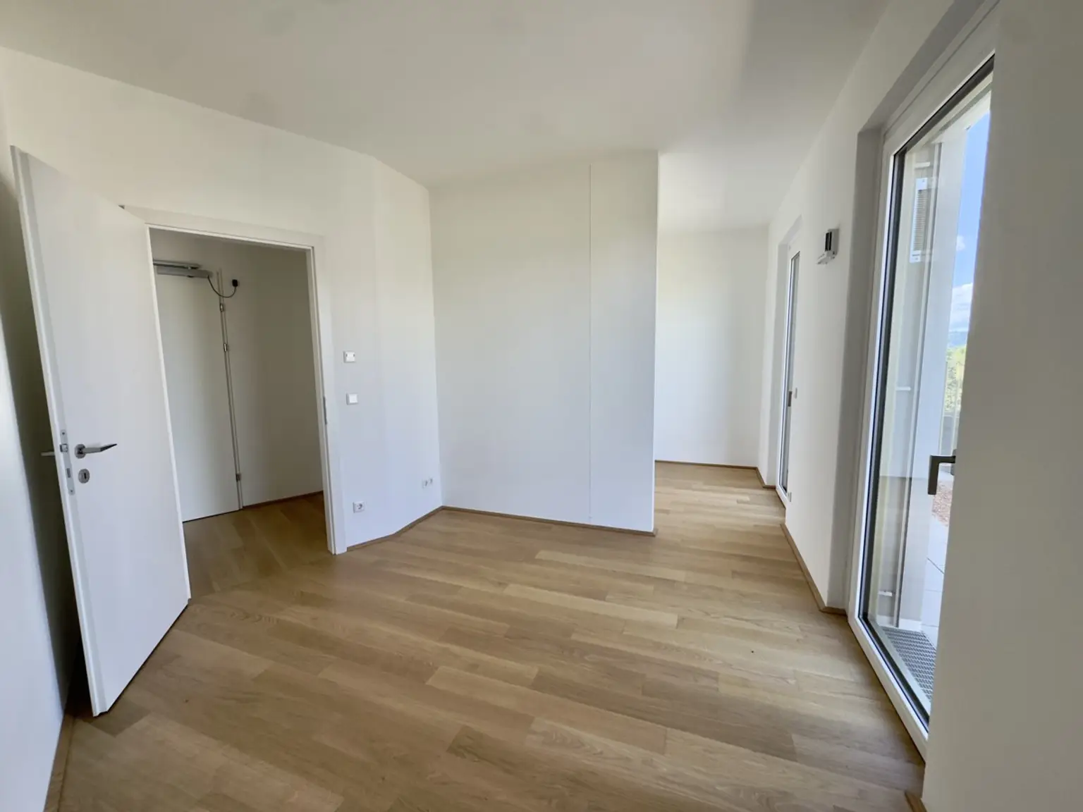 Neu und provisionsfrei! 3 Zimmer Wohnung mit Dachterrasse und Ausblick: Hirschfeld