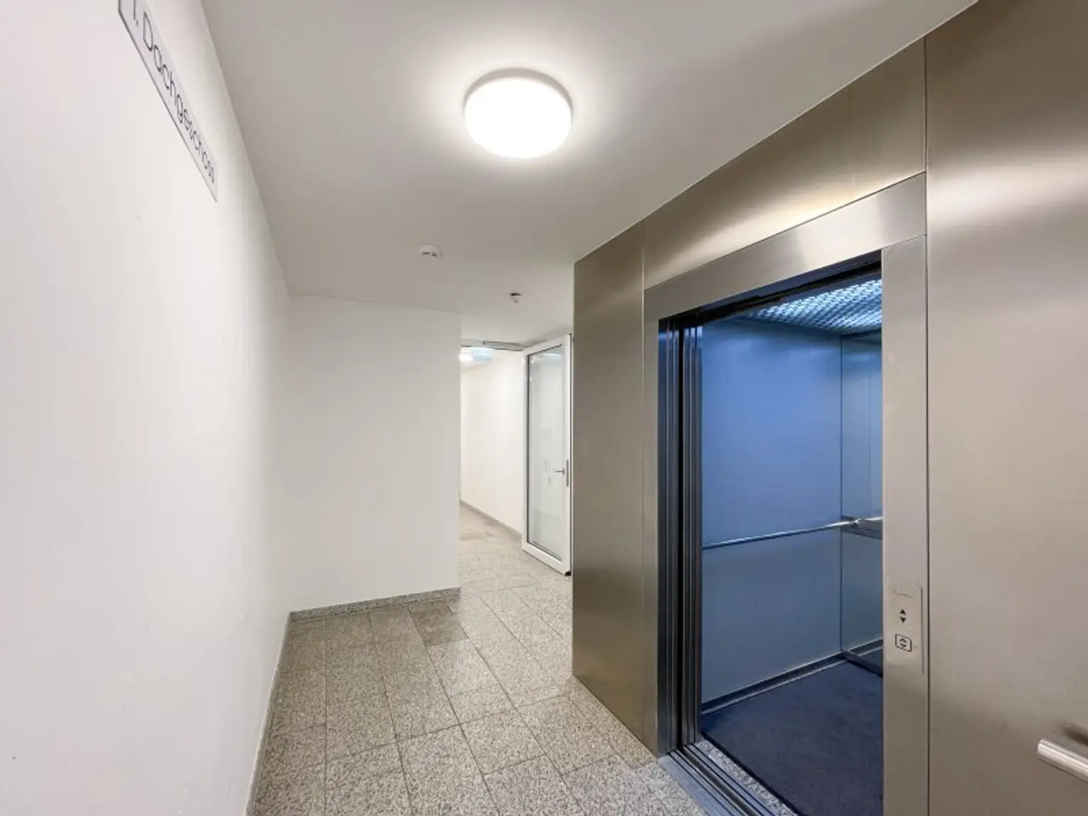 U3 Kendlerstraße: helle ruhige klimatisierte 2-Zimmer-Dachgeschosswohnung mit Loggia/Balkon