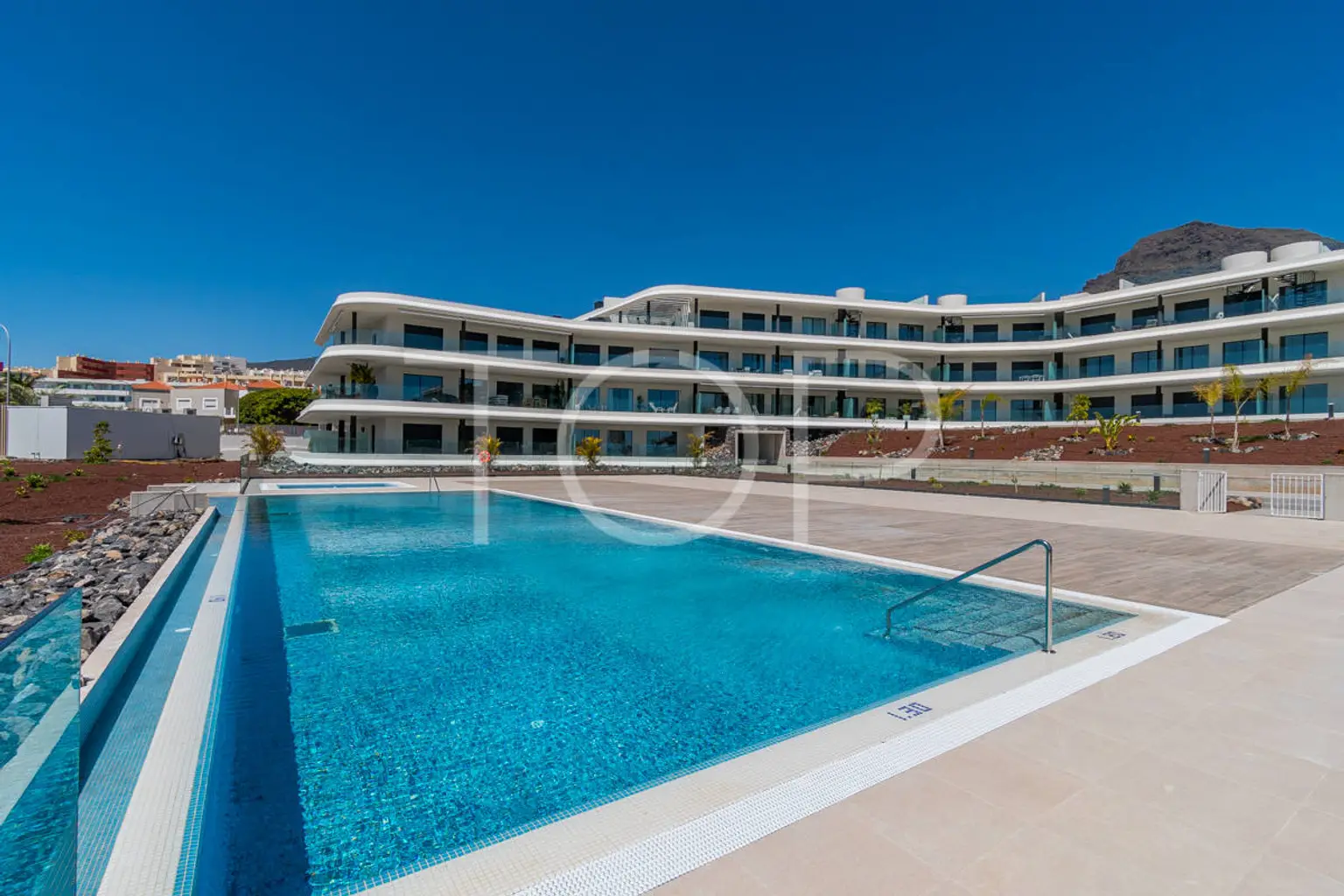 Moderno ático de esquina con vistas al mar y montaña en Atlantic Homes, Madroñal, Costa Adeje