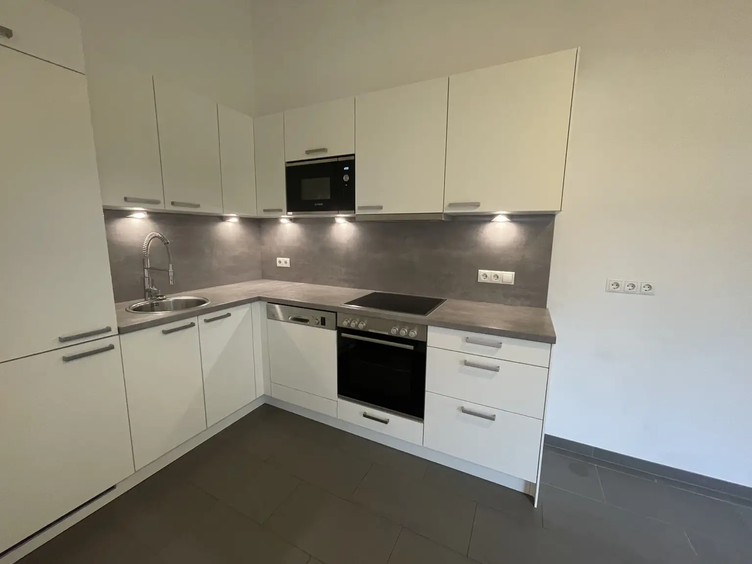 UNBEFRISTET: Klimatisierte, ruhige Dachgeschosswohnung