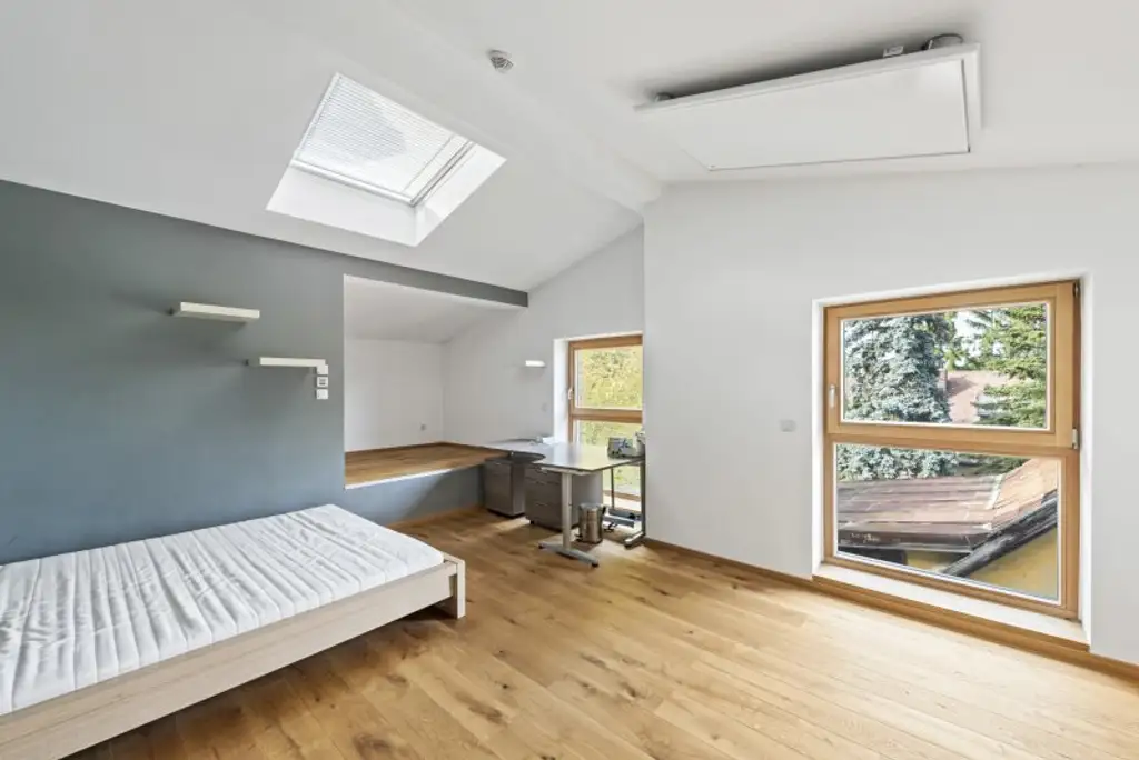 Exklusive Villa mit Nebengebäude in Gießhübl – Wohnen, Arbeiten & Wellness in Premiumlage