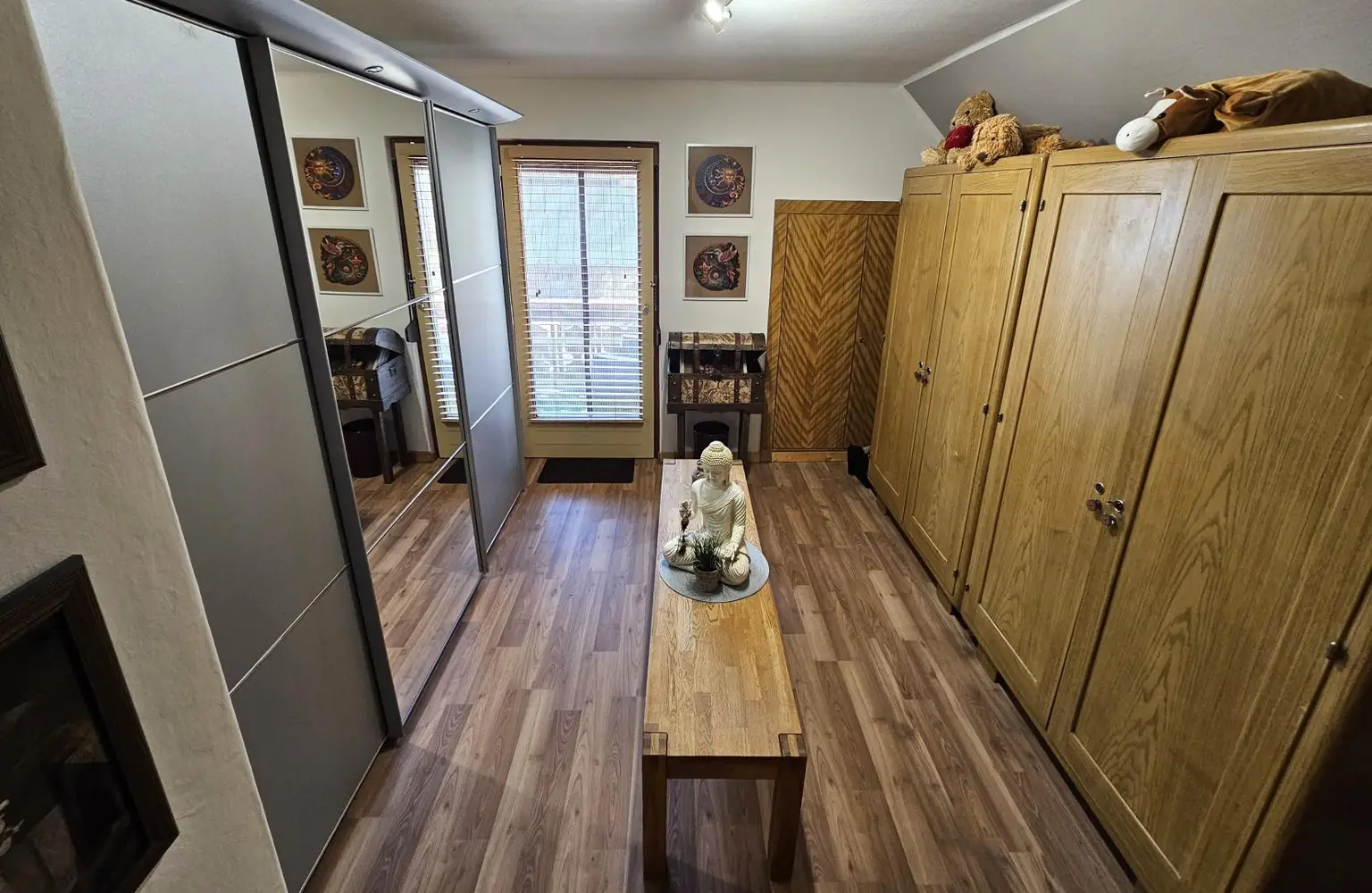 Ankleidezimmer mit Balkon