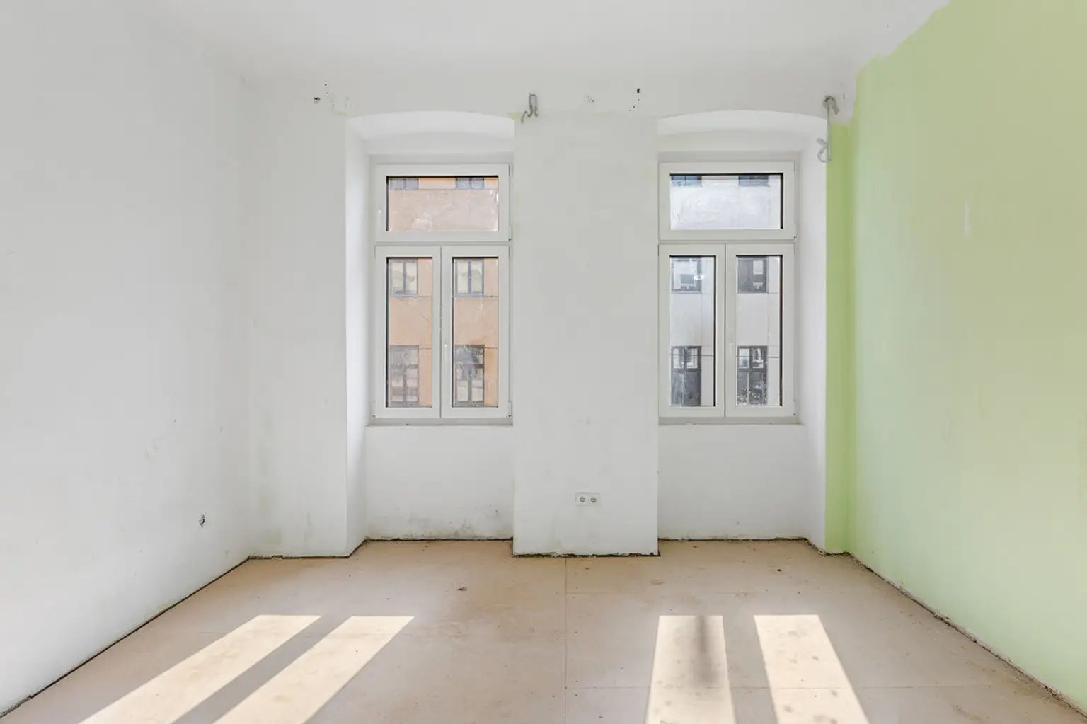 Sanierungsbedürftige Altbauwohnung inklusive Balkon