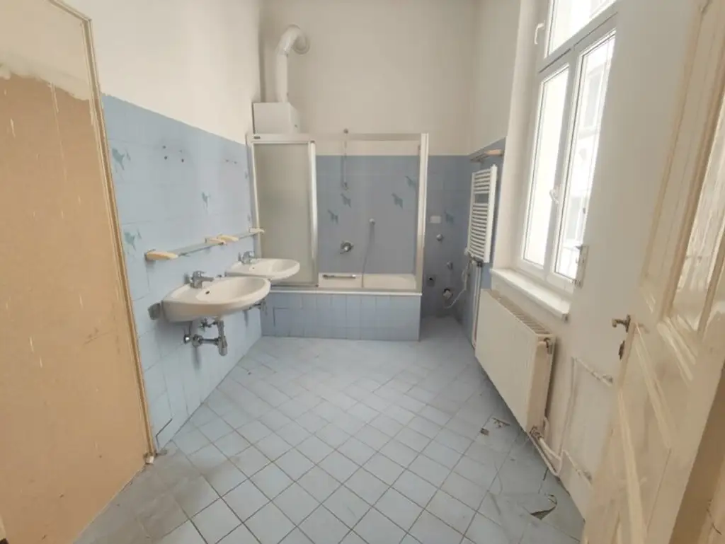 Hörlgasse! Großzügige Altbauwohnung zum selbst gestalten im 3. Liftstock in zentraler Citylage!