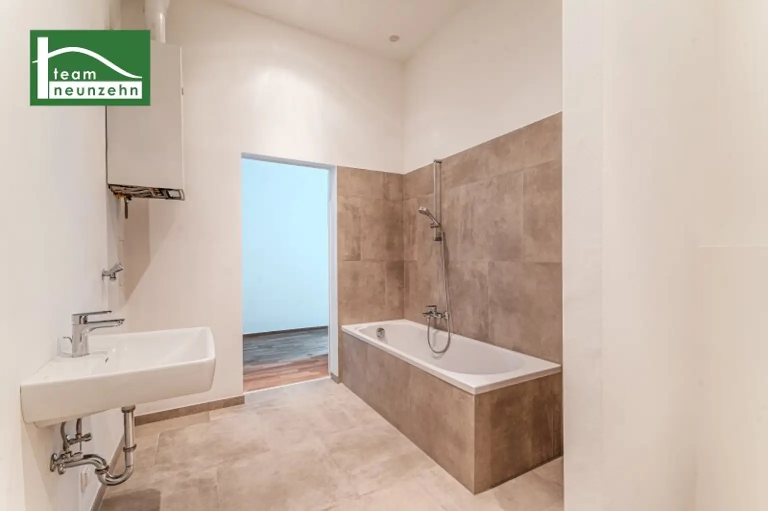 Sechshaus - Erstbezug nach Renovierung! Innenhofausrichtung und 5 Gehminuten zu U4 und U6! Helle Altbauwohnung mit großen Zimmern!