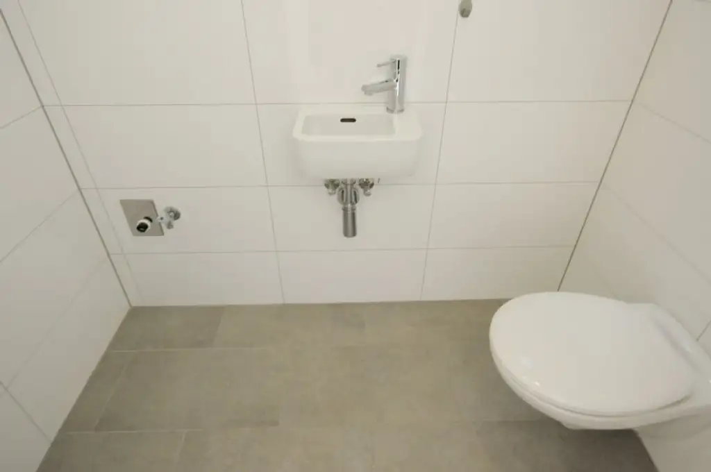 GROSSZÜGIG GESCHNITTENER 2-ZIMMER-ALTBAU IN TOLLER LAGE