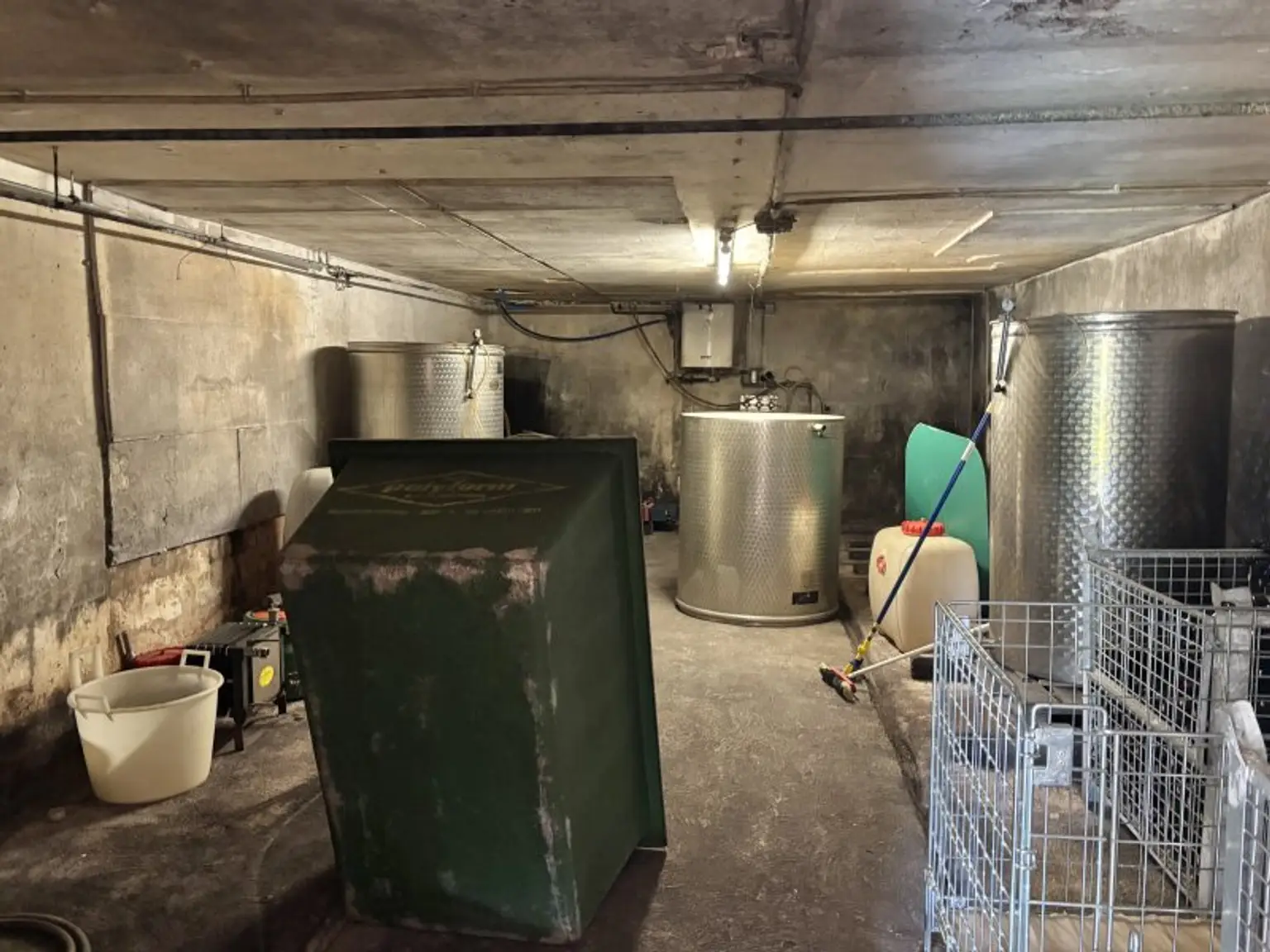 ** LEGENDE IN DER WEINIDYLLE ** D. Ehrensdorf !! Gepflegtes Haus mit ca. 245 m2 Nfl. in gediegener Ortsrandlage - Hauptwohnsitz möglich !!