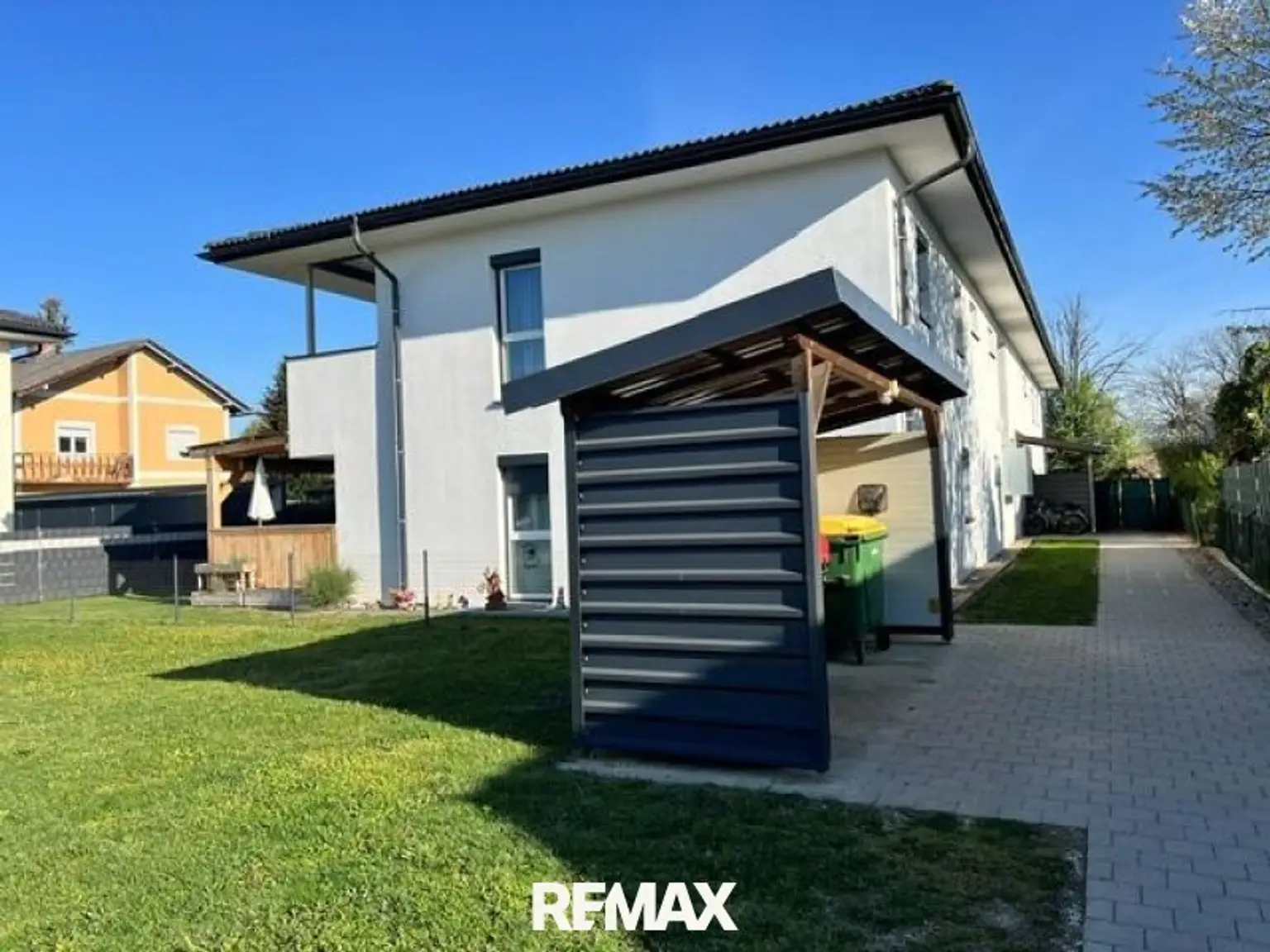 Aussen mit Müllplatz