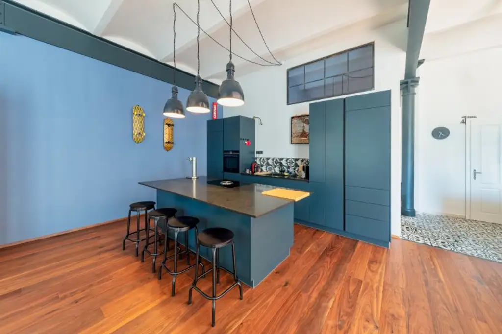 Stilvolle Loft-Wohnung mit Westbalkon & Premiumausstattung in historischem Fabriksgebäude