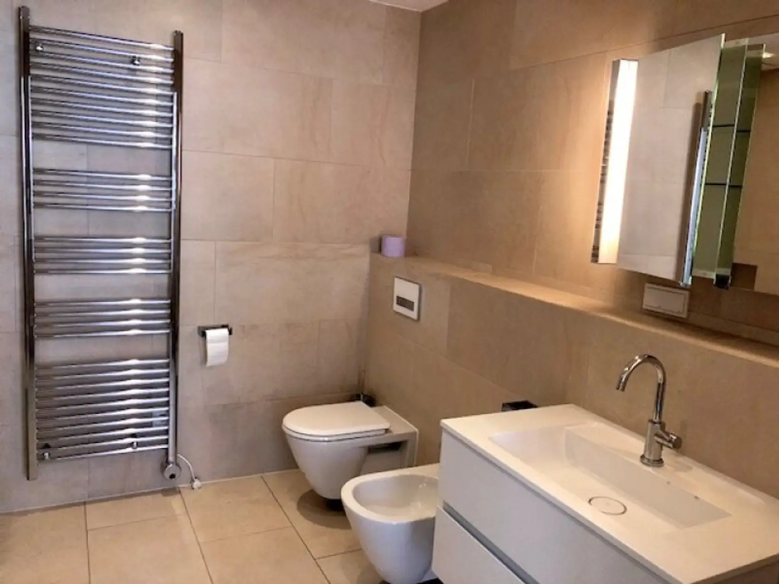 MIETWOHNUNG-INNENSTÄDTISCHE & EXQUISITE - PENTHOUSE- WOHNUNG-OHNE DACHSCHRÄGEN! mit 2,5-Zimmern in Top Lage - NASCHMARKT - 1060 WIEN!