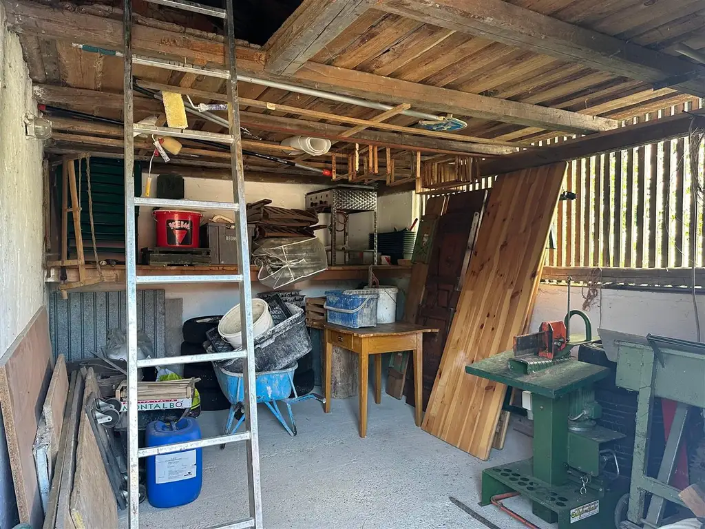 Einfamilienhaus mit Nebengebäude in ruhiger Lage