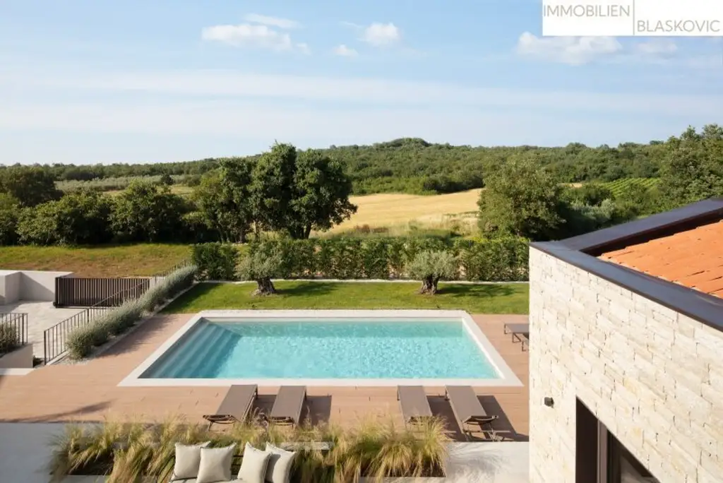 Luxus-Villa mit beheiztem Pool und Wellnessbereich in Vrsar - Erstbezug mit Top-Ausstattung!
