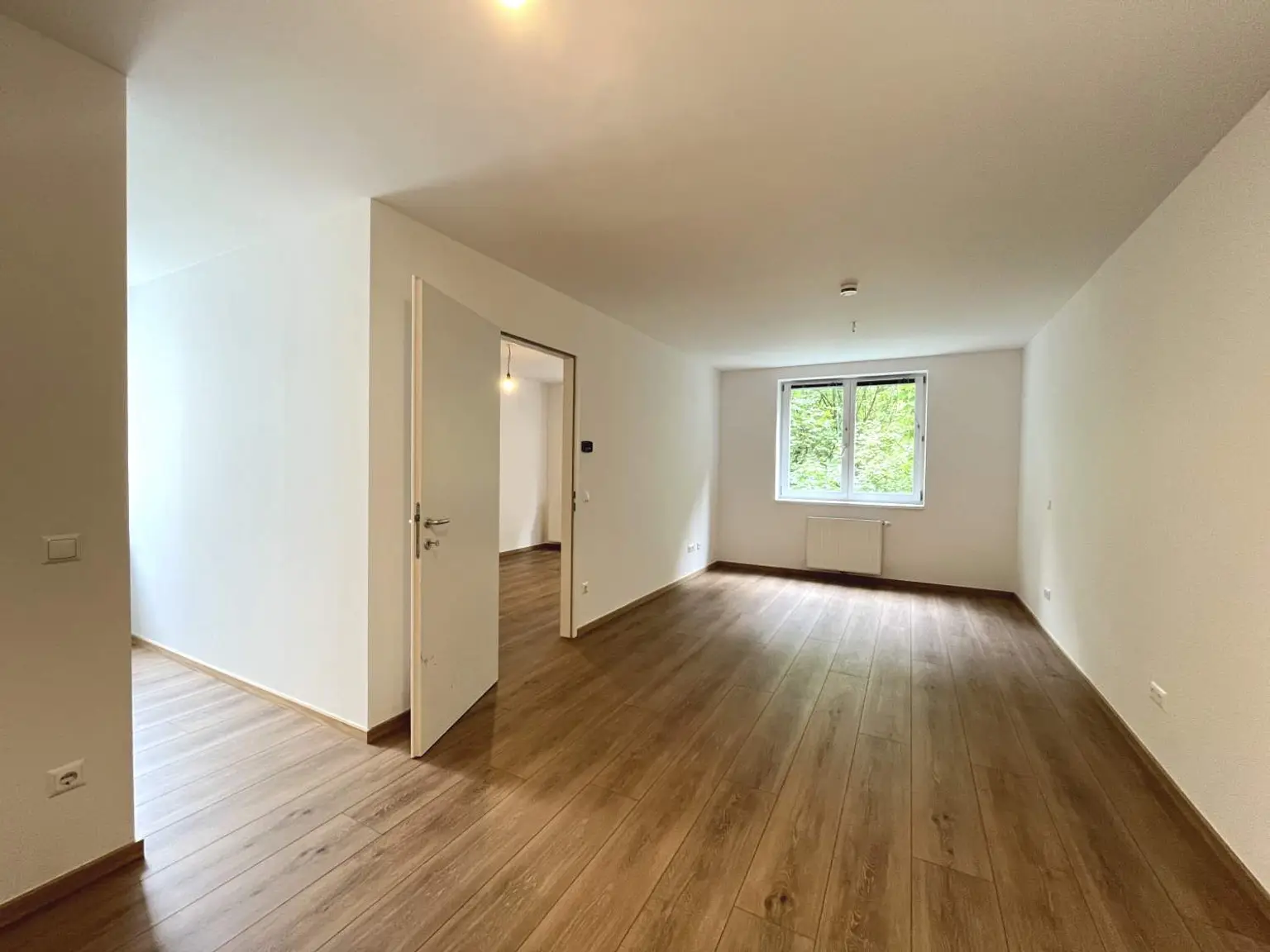 Teilsanierte 2-Zimmer-Wohnung mit Balkon in den grünen  Innenhof!