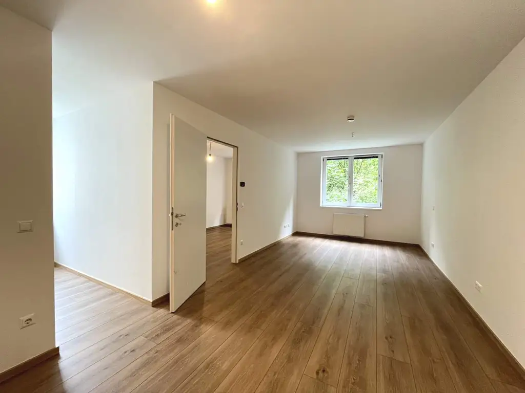 Teilsanierte 2-Zimmer-Wohnung mit Balkon in den grünen  Innenhof!