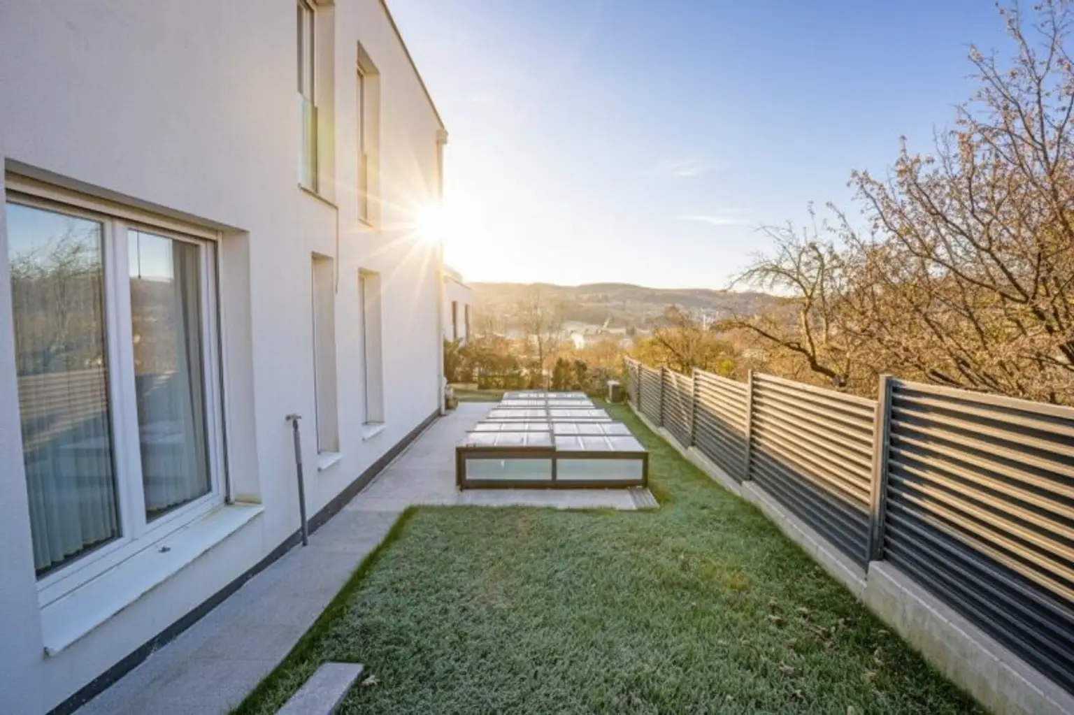 Garten mit überdachtem, beheizbarem Pool