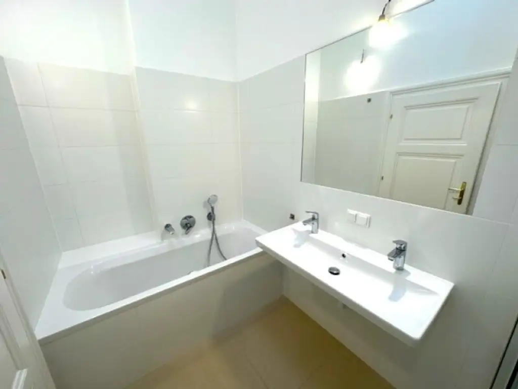 BÖRSE-NÄHE, klimatisiertes 98 m2 Dachgeschoss mit 9 m2 Terrasse, 3 Zimmer, Extraküche, 2 Bäder, Gonzagagasse
