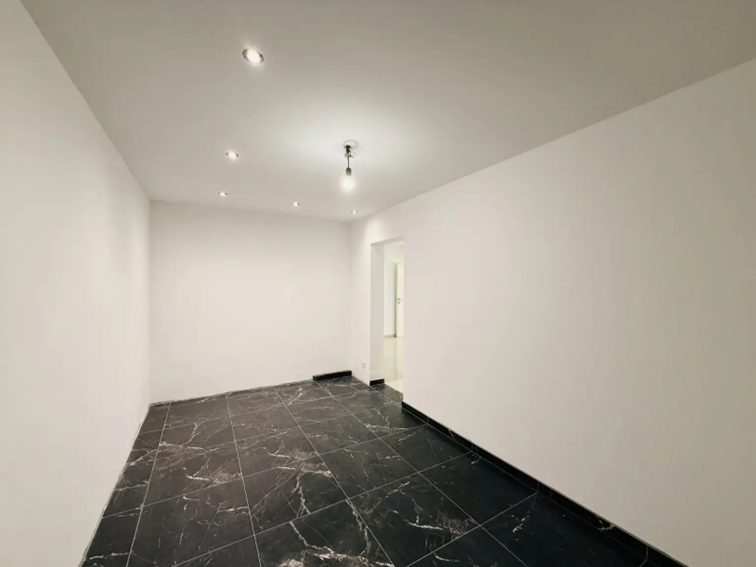 3 Wohnebenen - Kleingartenhaus mit Terrasse und Pool