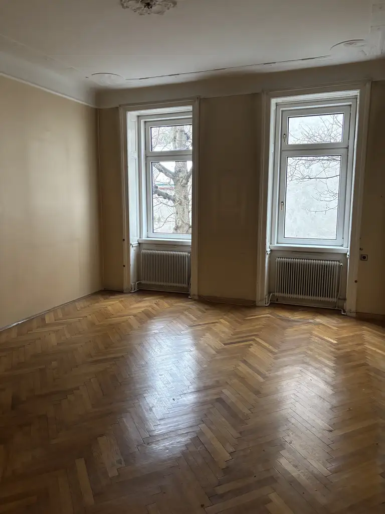Sanierungsbedürftige 82m² Altbauwohnung mit mini Balkon in Hofruhelage!