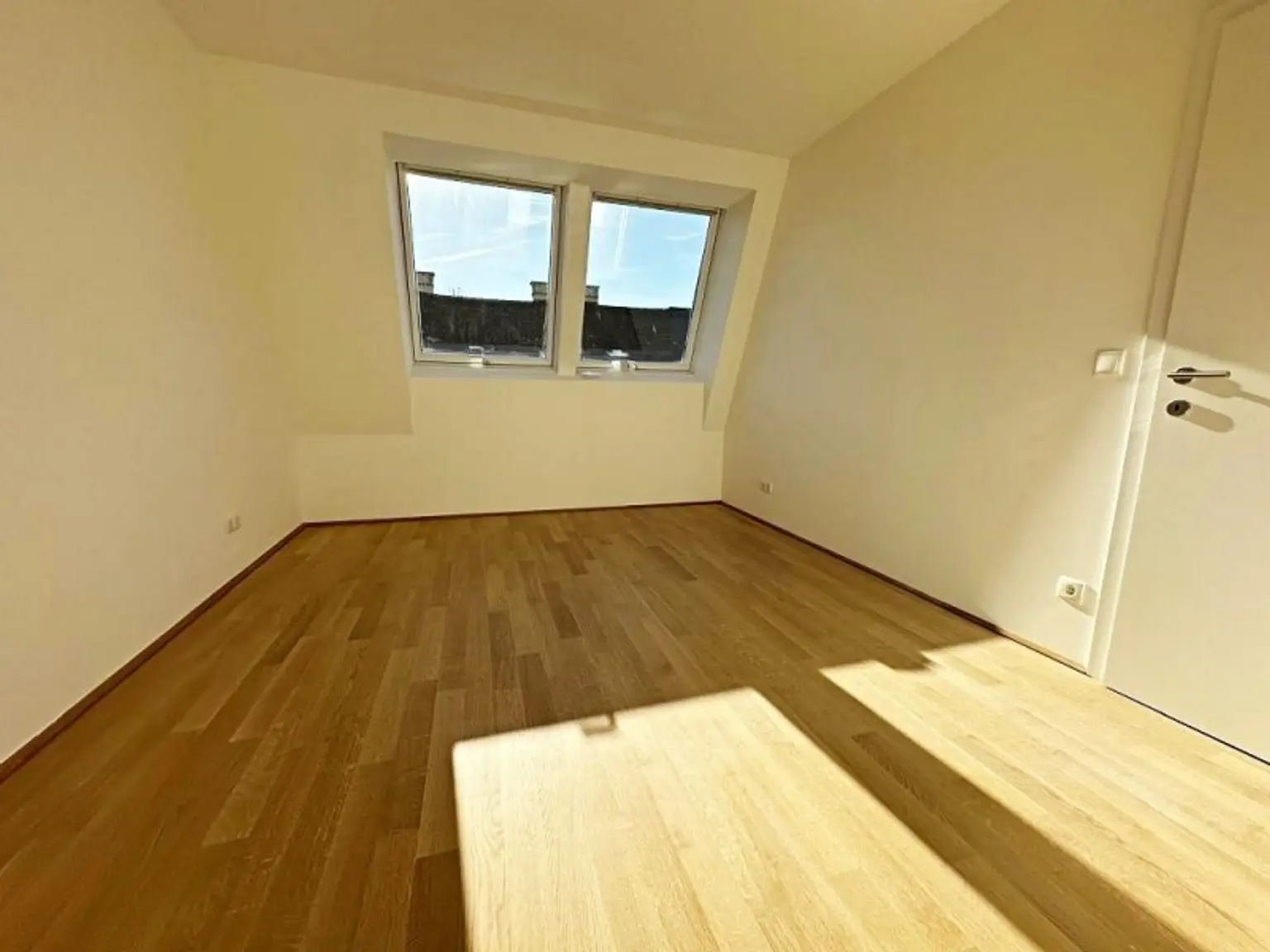 AUGARTEN-NÄHE, ERSTBEZUG, klimatisiertes 52 m2 Dachgeschoss, 2 Zimmer, Komplettküche, Duschbad, Parketten, Brigittenauer Lände