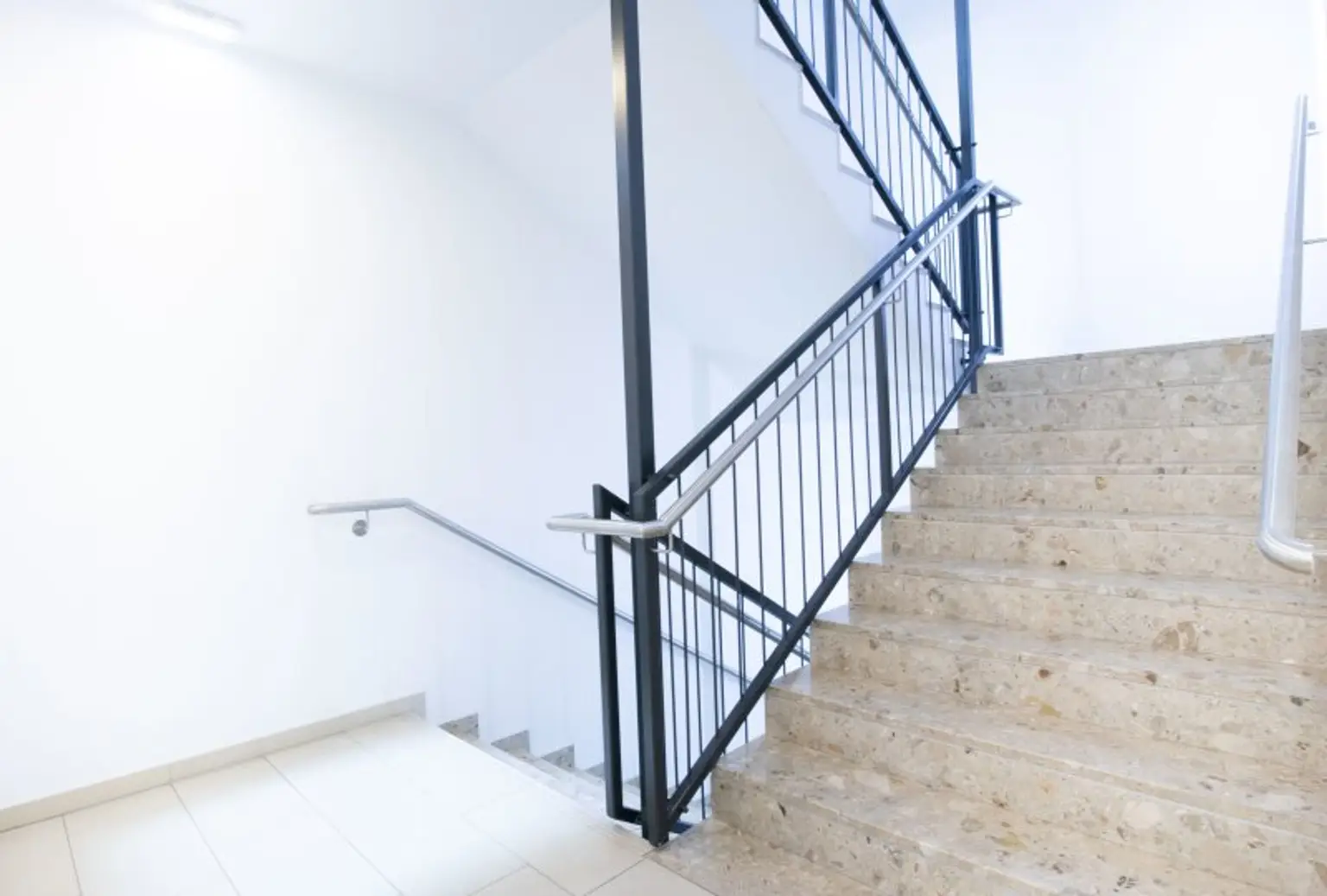 Sachen packen und einziehen! helle und teil-möblierte 2-Zimmer-Wohnung in 1040 Wien!