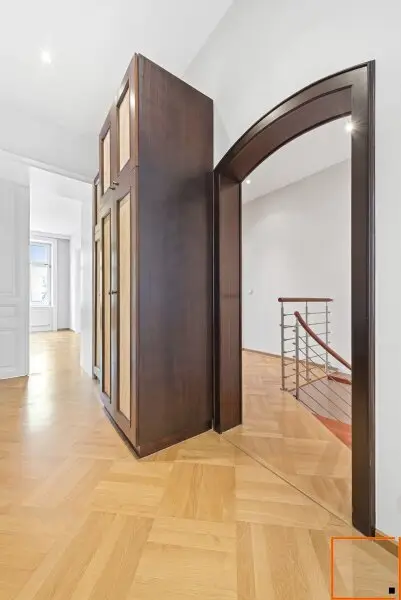 In Bestlage nahe Karmelitermarkt: Zentral begehbare Maisonette-Altbauwohnung in sehr gepflegtem Zustand und freiem Blick