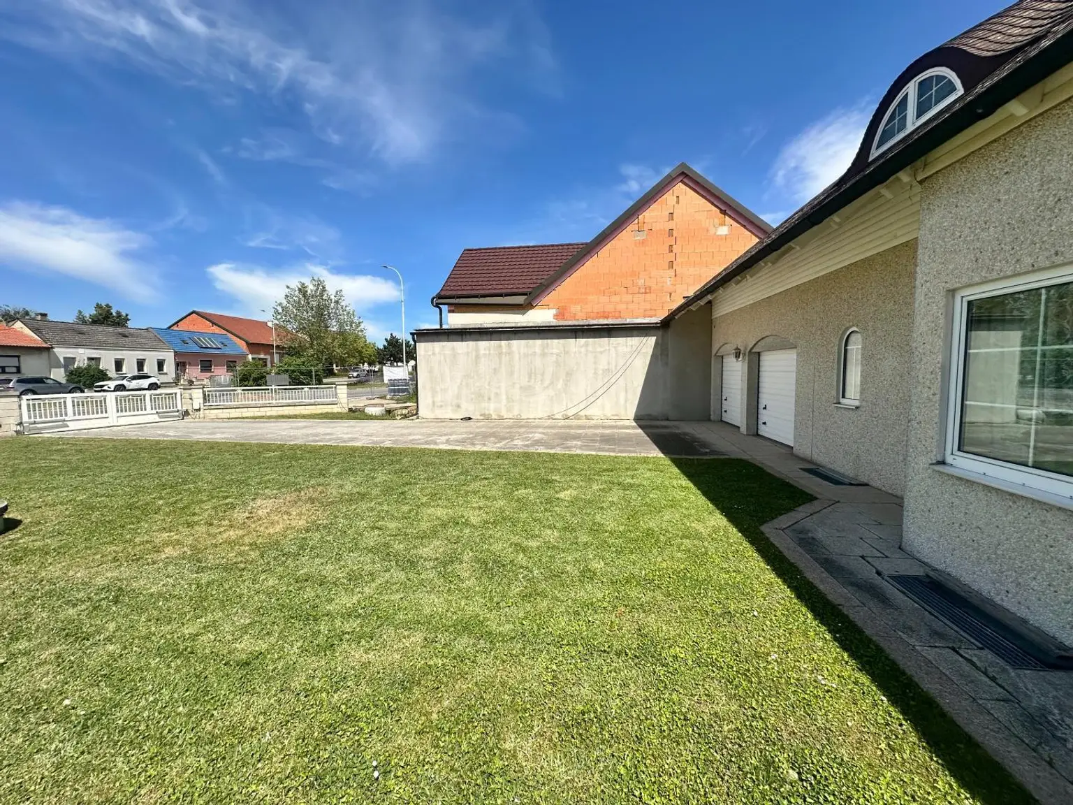 Ansicht mit Garageneinfahrt