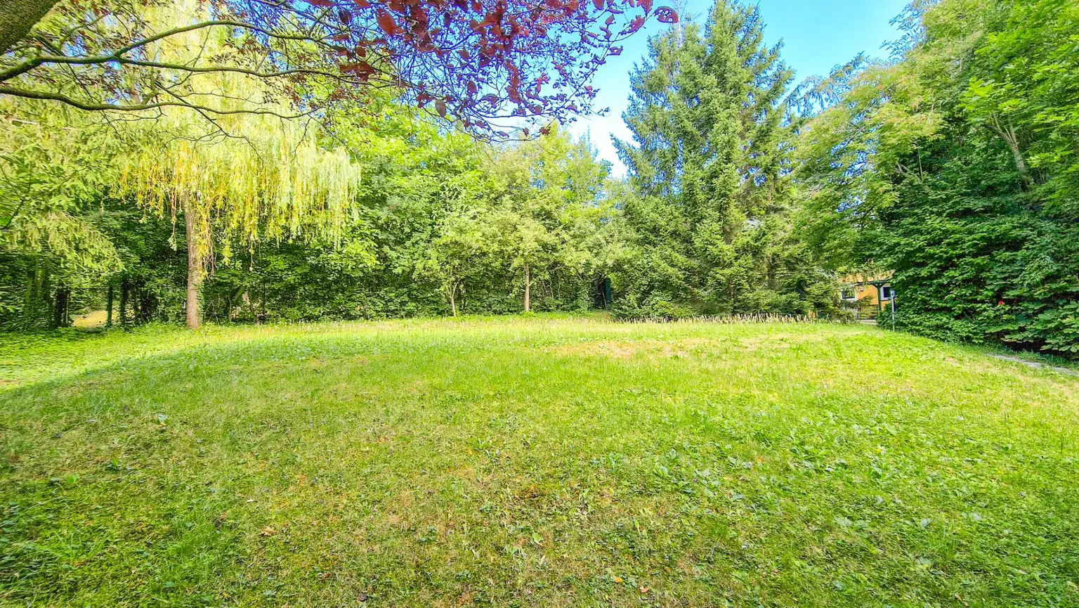 Grüne Oase in Prestige-Lage, Stilvilla mit ca. 1.600 m² Grund, Gästehaus, 2 Garagen und großem Pool