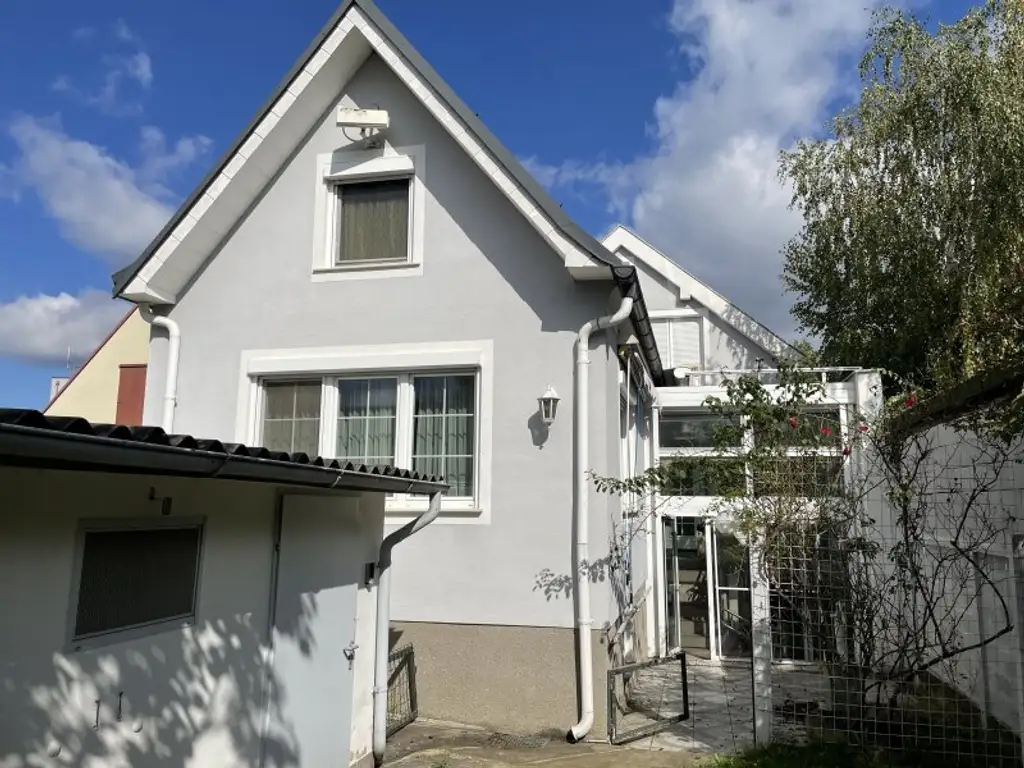 SEHR GEPFLEGTES EINFAMILIEN-HAUS MIT SCHÖNEM GARTEN -- LOGGIA/GARAGE -- RUHELAGE!