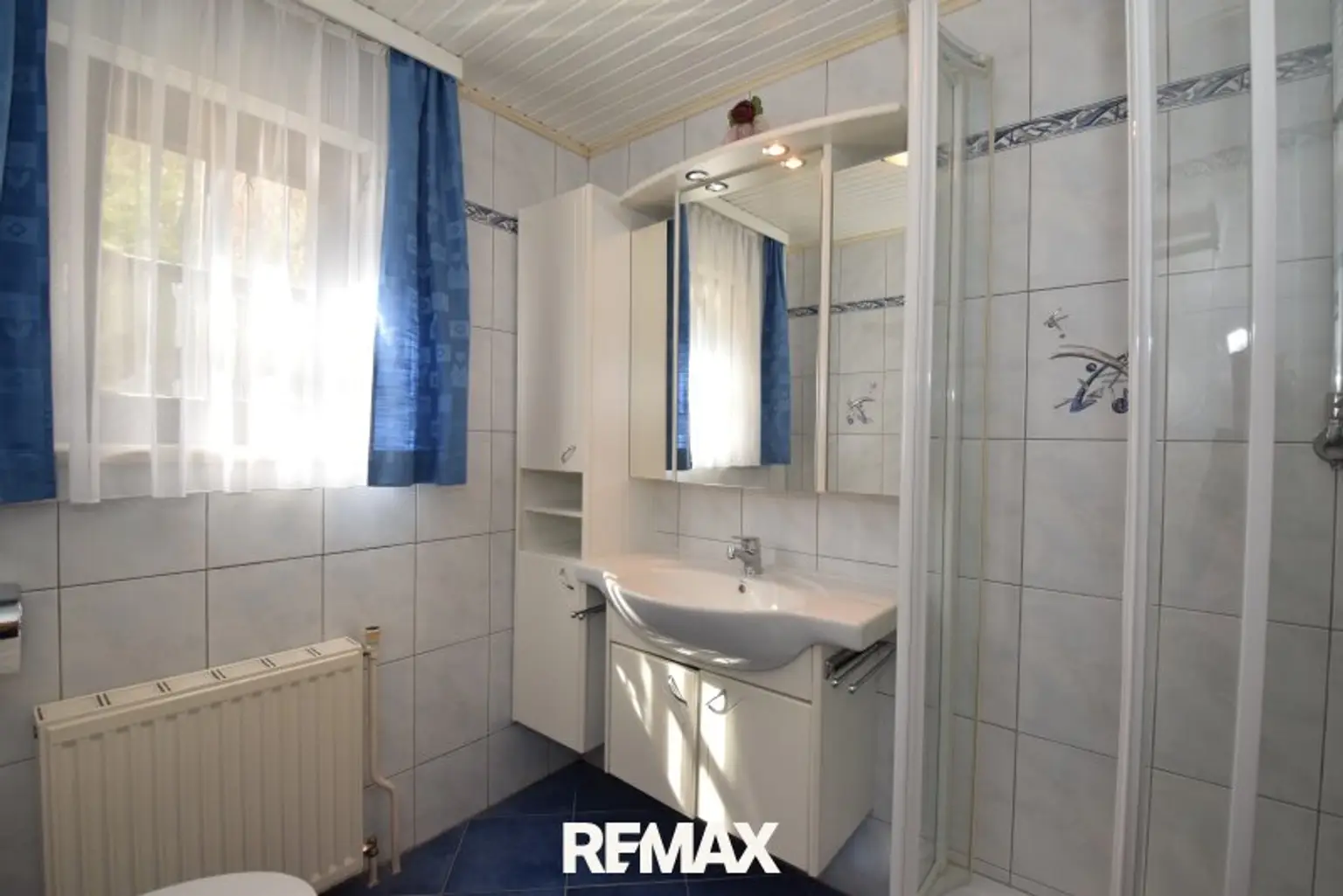 Badezimmer mit Dusche im Erdgeschoß